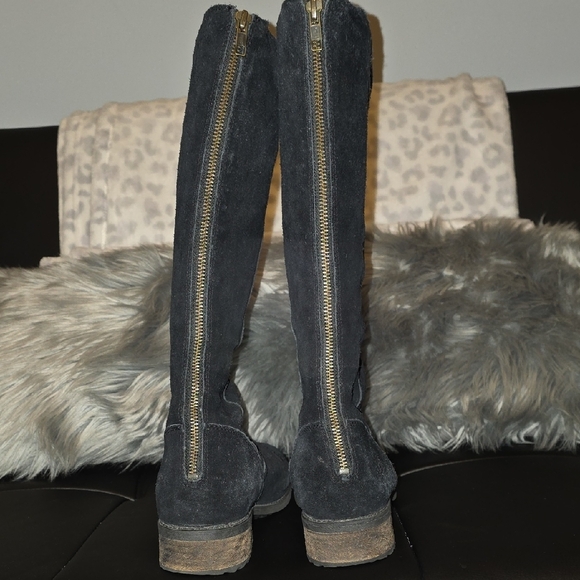 UGG Women's Black Winter Boots - Picture 7 of 16